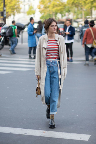 Blue Boyfriend Jeans Outfits: If you're looking for an off-duty yet incredibly stylish look, dress in a beige trenchcoat and blue boyfriend jeans. Don't know how to finish? Complete your getup with a pair of black leather oxford shoes to boost the oomph factor.