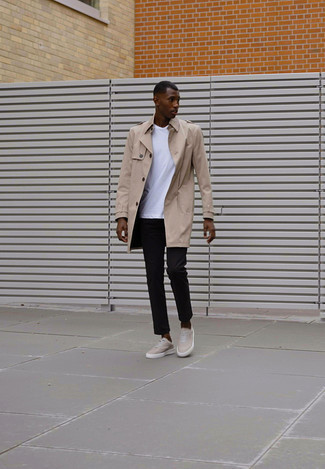 Trenchcoat Spring Outfits For Men: A trenchcoat and black chinos are the kind of a fail-safe getup that you so desperately need when you have no time to dress up. Beige canvas low top sneakers are the most effective way to give a touch of stylish nonchalance to your outfit. A great example of transitional style, this look is ideal this spring.
