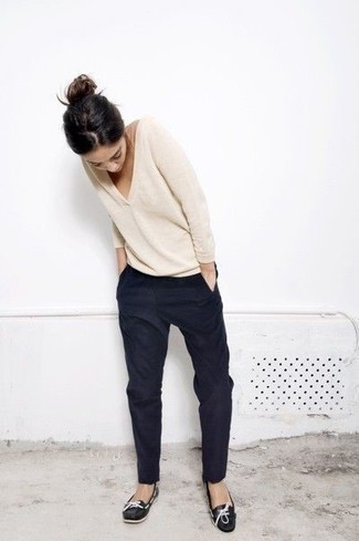 Beige V-neck Sweater Outfits For Women: A beige v-neck sweater and black tapered pants make for the perfect base for an incredibly stylish getup. Feel uninspired with this look? Enter a pair of black leather boat shoes to shake things up.