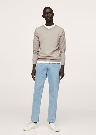 Light Blue Jeans Outfits For Men: For an off-duty getup, choose a beige v-neck sweater and light blue jeans — these pieces go really cool together. All you need now is a great pair of white leather low top sneakers.