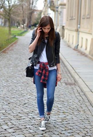 Blue Skinny Jeans Outfits: This combo of a black leather biker jacket and blue skinny jeans is irrefutable proof that a straightforward casual ensemble can still be really interesting. Balance your outfit with a more relaxed kind of footwear, such as these black and white low top sneakers.