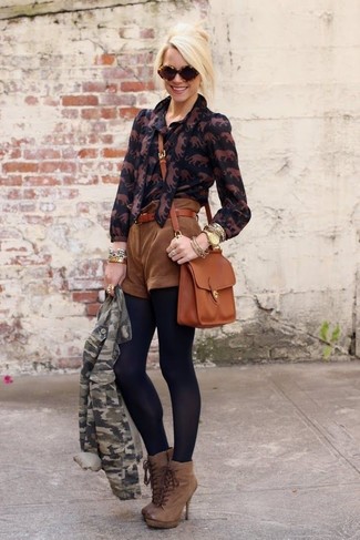 Tobacco Leather Ankle Boots Outfits: A green camouflage biker jacket and brown suede shorts are the kind of a foolproof off-duty combo that you so awfully need when you have no time. A pair of tobacco leather ankle boots easily steps up the wow factor of any outfit.