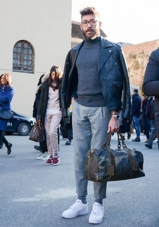 Olive Camouflage Canvas Duffle Bag Outfits For Men: Wear a black leather biker jacket and an olive camouflage canvas duffle bag for an easy-to-achieve look. Complement this ensemble with a pair of white leather low top sneakers to completely spice up the outfit.