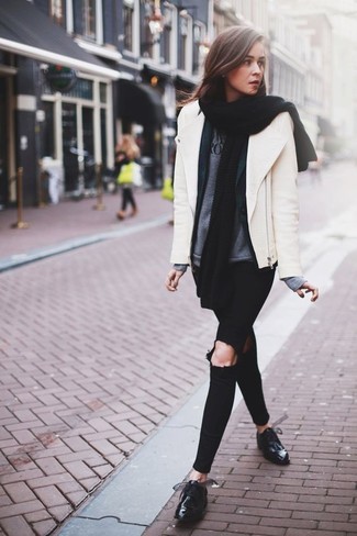 A beige leather biker jacket and black ripped skinny jeans are a cool getup worth integrating into your off-duty repertoire. And if you want to instantly perk up this look with footwear, why not complete your ensemble with a pair of black leather oxford shoes?