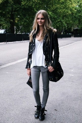 This combination of a black leather biker jacket and grey skinny jeans looks seriously chic and immediately makes you look cool. On the fence about how to finish off? Complete your ensemble with black leather lace-up flat boots for a more relaxed twist.