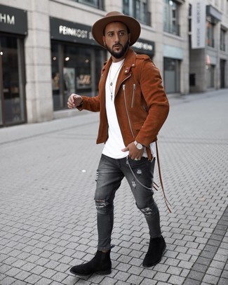 Dark Brown Suede Biker Jacket Outfits For Men: A dark brown suede biker jacket and charcoal ripped skinny jeans combined together are a match made in heaven. Complement your look with a pair of black suede chelsea boots to spice things up.