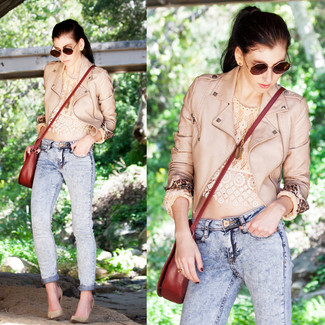 Red Leather Crossbody Bag Outfits: A beige leather biker jacket and a red leather crossbody bag are the kind of a fail-safe off-duty getup that you need when you have no extra time to spare. On the fence about how to finish off? Complement your ensemble with tan leather pumps to dial up the style factor.