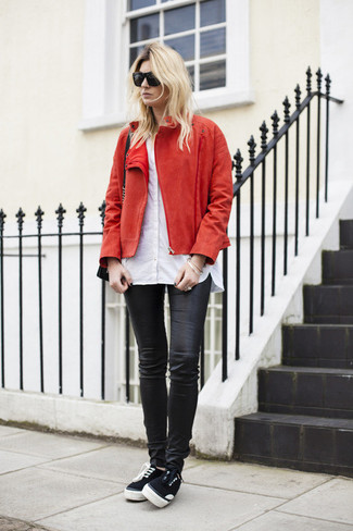 A red suede biker jacket and black leather skinny jeans are wonderful essentials that will integrate perfectly within your current styling collection. Introduce a pair of black low top sneakers to this look to instantly ramp up the wow factor of your outfit.