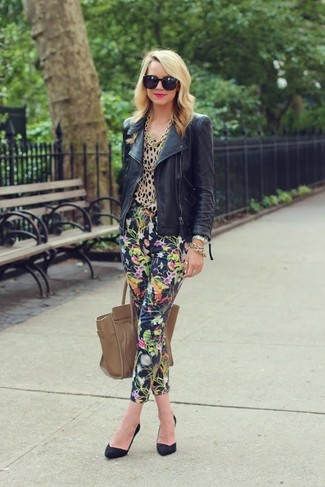 Navy Skinny Pants Outfits: A black leather biker jacket and navy skinny pants are wonderful staples that will integrate really well within your daily casual fashion mix. To add a bit of flair to this ensemble, choose a pair of black suede pumps.