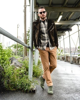 Grey Plaid Long Sleeve Shirt Outfits For Men: A grey plaid long sleeve shirt and khaki chinos have become a go-to pairing for many trendsetting gents. The whole outfit comes together perfectly when you grab a pair of olive canvas low top sneakers.