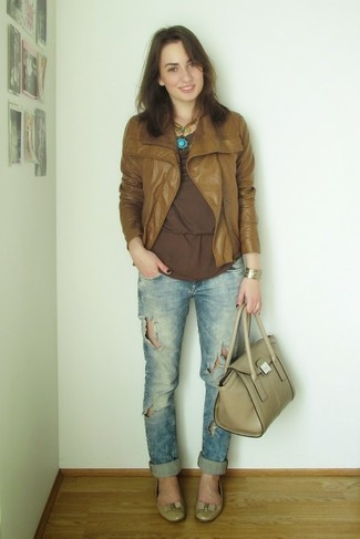 Brown Leather Biker Jacket Outfits For Women: This pairing of a brown leather biker jacket and light blue boyfriend jeans is boyish charm meets effortless elegance. The whole outfit comes together when you complete your outfit with beige leather ballerina shoes.