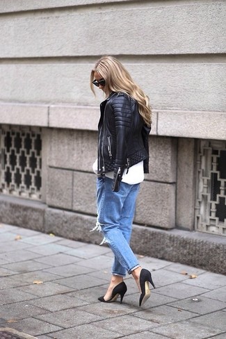 Light Blue Ripped Jeans Outfits For Women: We all look for functionality when it comes to style, and this pairing of a black leather biker jacket and light blue ripped jeans is a practical example of that. To give your look a more sophisticated vibe, add a pair of black suede pumps to the equation.