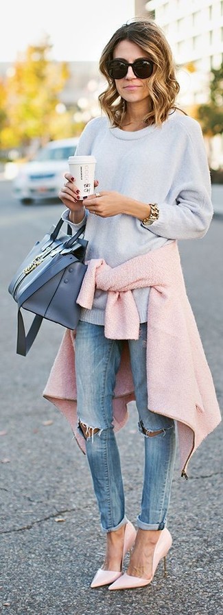 Light Blue Oversized Sweater Outfits: Go for a simple but at the same time neat and relaxed choice by marrying a light blue oversized sweater and light blue ripped skinny jeans. Take a classic approach with shoes and introduce a pair of pink leather pumps to this look.