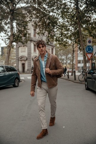 Aquamarine Short Sleeve Shirt Outfits For Men: When you need to feel confident in your getup, dress in an aquamarine short sleeve shirt and beige chinos. Not sure how to finish your ensemble? Rock a pair of brown suede chelsea boots to bump up the style factor.