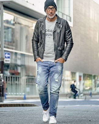 Charcoal Sweatshirt Outfits For Men: For an off-duty getup, Marry a charcoal sweatshirt with light blue ripped jeans. Put an elegant spin on an otherwise all-too-common ensemble by wearing white canvas low top sneakers.