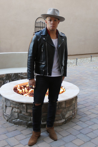 Bandana Outfits For Men: This combination of a black leather biker jacket and a bandana is undeniable proof that a pared down casual ensemble can still look really stylish. On the shoe front, go for something on the smarter end of the spectrum and complete your ensemble with brown suede chelsea boots.