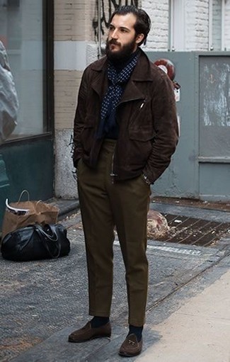 Jacket Outfits For Men: Why not wear a jacket and olive chinos? As well as super functional, these two pieces look cool matched together. Complete this ensemble with dark brown suede loafers for an added touch of class.
