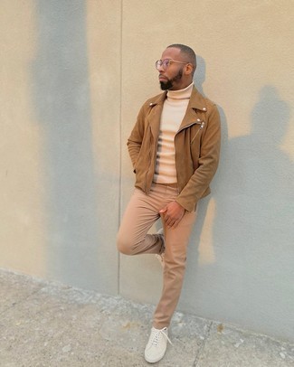 Beige Knit Turtleneck Outfits For Men: Consider teaming a beige knit turtleneck with khaki chinos for an effortless kind of class. When it comes to shoes, add a pair of white canvas low top sneakers to this outfit.