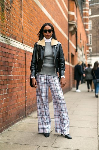 Charcoal Knit Tunic Outfits: Effortlessly blurring the line between chic and laid-back, this pairing of a charcoal knit tunic and white plaid wide leg pants will easily become one of your go-tos. Black leather pumps integrate brilliantly within many ensembles.