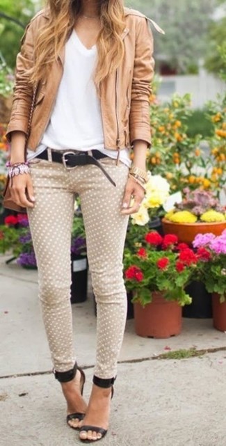 Khaki Skinny Jeans Outfits: Why not wear a tan leather biker jacket and khaki skinny jeans? Both of these pieces are totally comfy and will look good when combined together. A pair of black leather heeled sandals immediately turns up the glam factor of any getup.