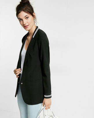 Black and White Blazer Outfits For Women: Go for a straightforward yet casually stylish option by marrying a black and white blazer and light blue skinny jeans.