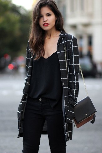 Black and White Check Coat Outfits For Women: For a fail-safe relaxed casual option, you can't go wrong with this pairing of a black and white check coat and black skinny jeans.