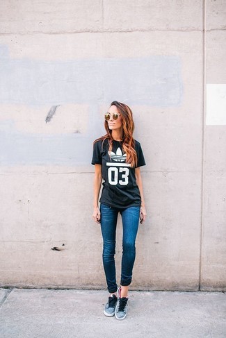 Black Print Crew-neck T-shirt Outfits For Women: Pairing a black print crew-neck t-shirt with navy skinny jeans is a comfortable and stylish option. Our favorite of an infinite number of ways to finish this outfit is with grey low top sneakers.