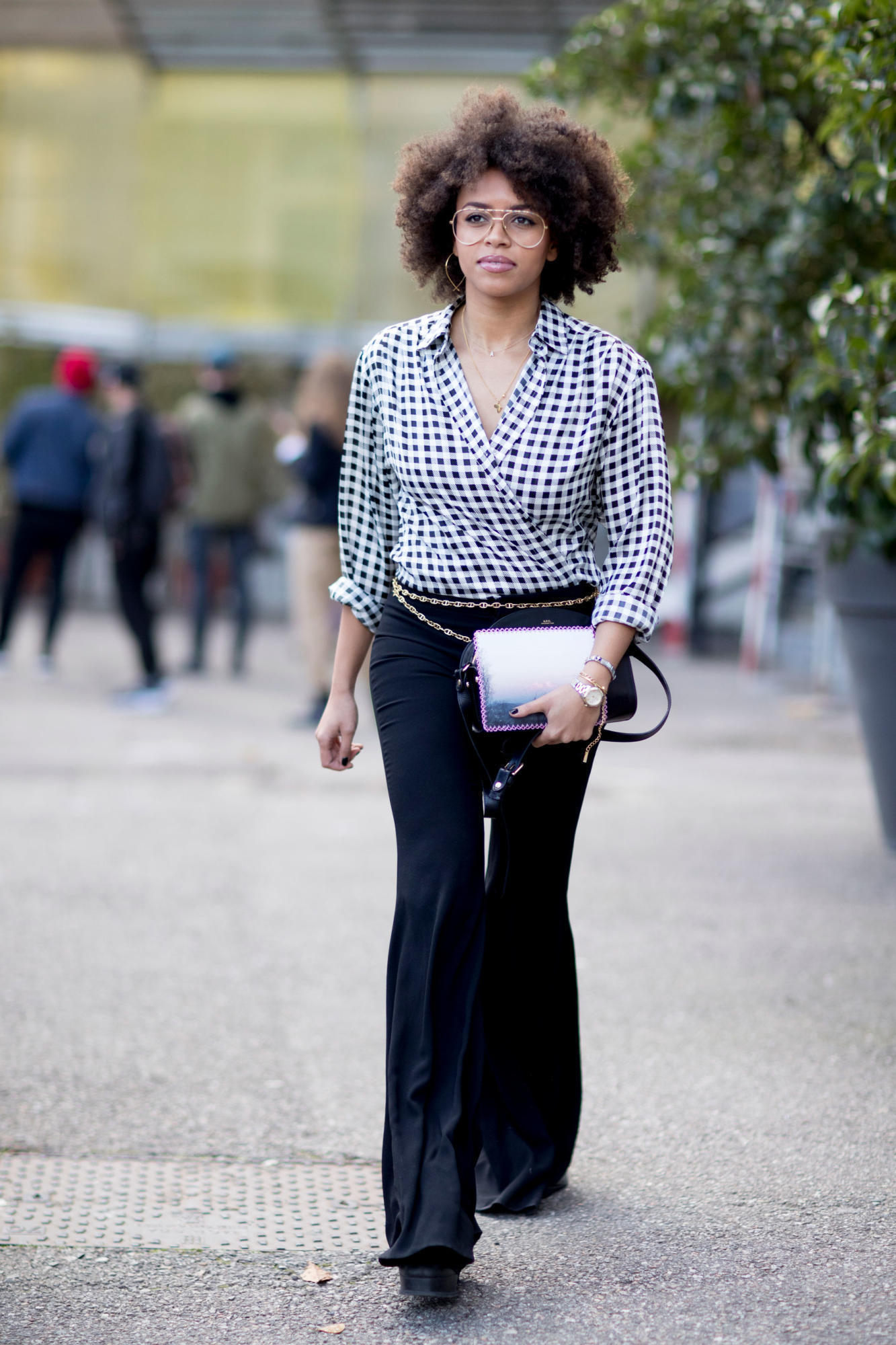 https://cdn.lookastic.com/looks/black-and-white-long-sleeve-blouse-black-flare-pants-black-crossbody-bag-original-24275.jpg