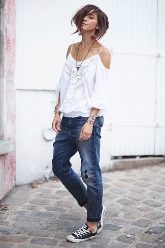 Navy Ripped Boyfriend Jeans Outfits: 