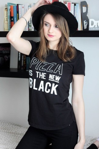 Women's Black and White Print Crew-neck T-shirt, Black Skinny Jeans, Black Wool Hat