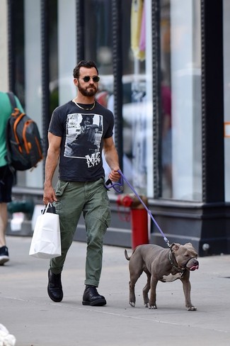 This street style combination of a black and white print crew-neck t-shirt and olive cargo pants is super easy to pull together in no time, helping you look amazing and prepared for anything without spending a ton of time rummaging through your closet. Give a different twist to your look by sporting black leather casual boots.