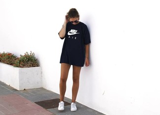 Black and White Print Crew-neck T-shirt Outfits For Women: Show off your fun side in a black and white print crew-neck t-shirt. Consider a pair of white low top sneakers as the glue that will bring your outfit together.