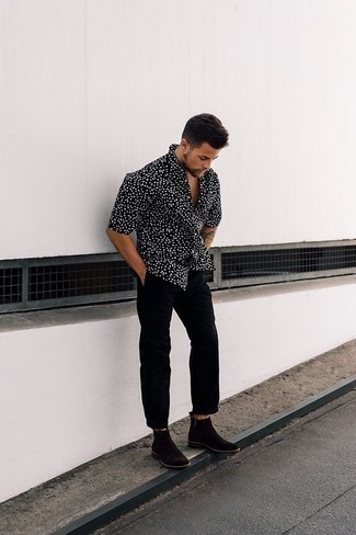 Black Print Short Sleeve Shirt Outfits For Men: You'll be amazed at how easy it is for any man to get dressed like this. Just a black print short sleeve shirt and black chinos. Rev up the classiness of your look a bit by slipping into a pair of dark brown suede chelsea boots.