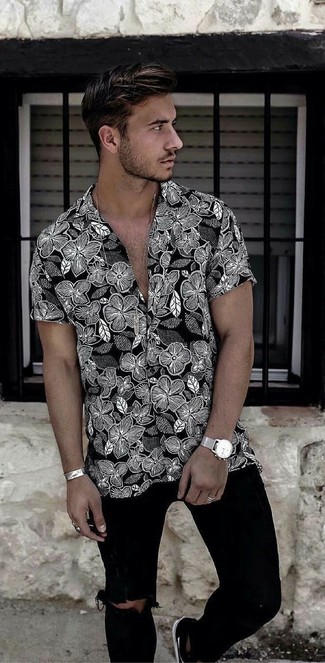 Black Floral Short Sleeve Shirt Outfits For Men: Go for a black floral short sleeve shirt and black ripped skinny jeans for an off-duty look with an edgy take. Wondering how to complete your outfit? Rock black low top sneakers to turn up the style factor.