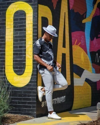 Black and White Print Short Sleeve Shirt Outfits For Men: For a casually dapper look, pair a black and white print short sleeve shirt with grey chinos — these items play perfectly well together. A pair of white leather low top sneakers looks great finishing off this getup.