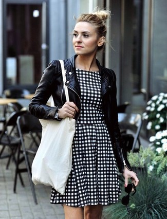 White and Black Canvas Tote Bag Outfits: Fashionable and comfortable, this combo of a black leather biker jacket and a white and black canvas tote bag provides endless styling possibilities.