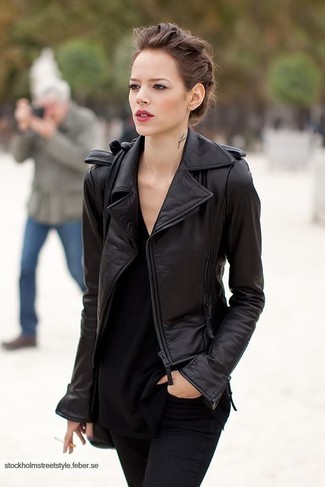 Black Leather Biker Jacket Outfits For Women: This combination of a black leather biker jacket and black skinny jeans is outrageously stylish and yet it's functional enough and apt for anything.
