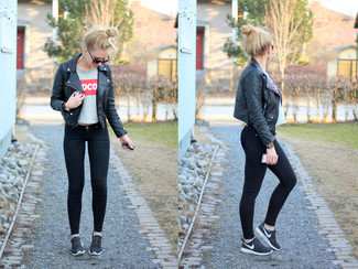 Charcoal Crew-neck T-shirt Outfits For Women: Pair a charcoal crew-neck t-shirt with black skinny jeans for a day-to-day getup that's full of charisma and personality. Add navy suede low top sneakers to the equation and ta-da: this ensemble is complete.