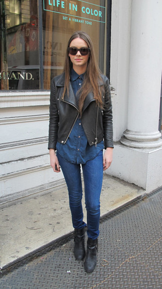 Prove that you do casual like a style pro by wearing a black leather biker jacket and navy skinny jeans. Black leather ankle boots are a fail-safe way to infuse a sense of refinement into your ensemble.