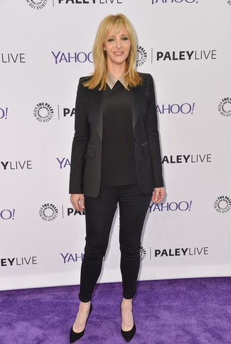 Lisa Kudrow wearing Black Blazer, Black Long Sleeve Blouse, Black Skinny Pants, Black Suede Pumps