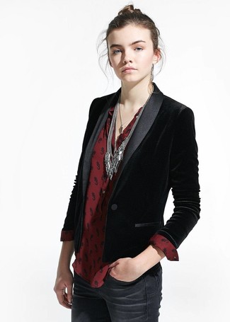 Black Velvet Blazer Outfits For Women: A black velvet blazer and black skinny jeans are the kind of a tested casual ensemble that you so desperately need when you have zero time to pull together an ensemble.