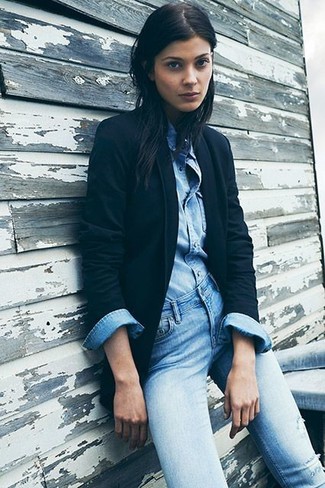 Light Blue Skinny Jeans Outfits: Effortlessly blurring the line between cool and laid-back, this combo of a black blazer and light blue skinny jeans can easily become your go-to.