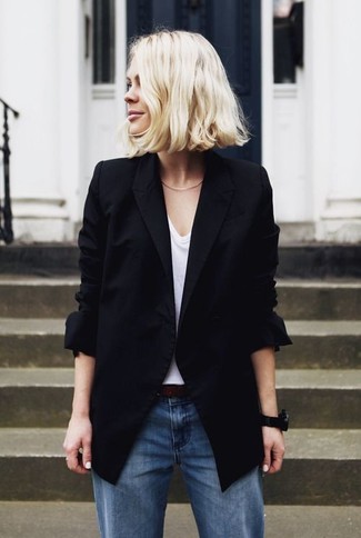Blue Boyfriend Jeans Outfits: For a casual look, try teaming a black blazer with blue boyfriend jeans — these items play really well together.