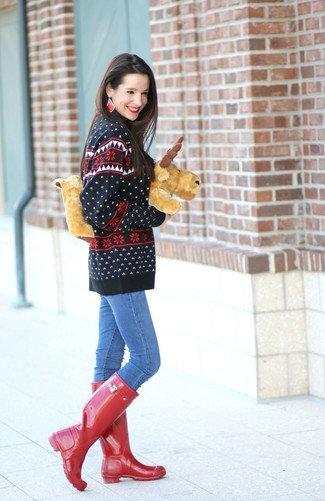 500+ Relaxed Warm Weather Outfits For Women: Rock a black fair isle crew-neck sweater with blue skinny jeans to pull together an incredibly chic and current relaxed ensemble. Rounding off with red rain boots is the simplest way to infuse a more laid-back finish into your look.