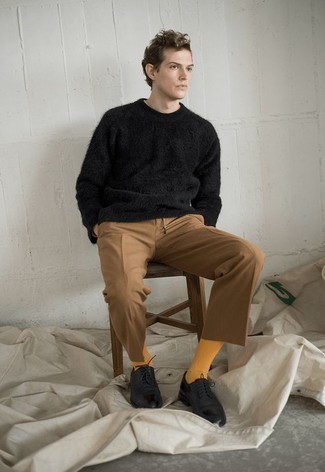 Mustard Socks Outfits For Men: If you prefer relaxed dressing, why not wear a black crew-neck sweater and mustard socks? Black leather derby shoes will take this look down a smarter path.
