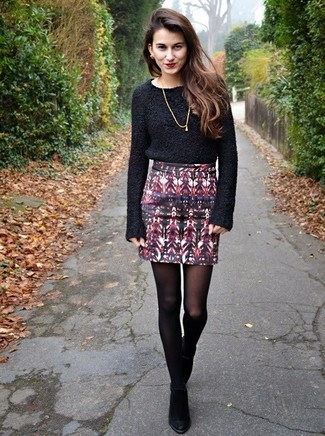 Red Print Mini Skirt Outfits: A black textured crew-neck sweater and a red print mini skirt are essential casual items, without which our wardrobes would definitely feel incomplete. A pair of black suede ankle boots will take this ensemble a dressier path.