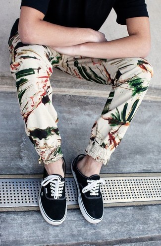 Khaki Floral Chinos Outfits: A black crew-neck t-shirt and khaki floral chinos are the kind of a tested casual combination that you so terribly need when you have no extra time to pull together an outfit. Up this outfit by slipping into black plimsolls.