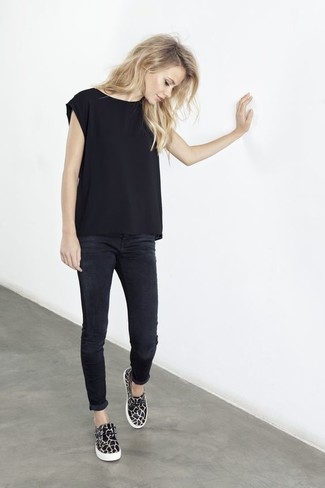 Black Slip-on Sneakers Outfits For Women: Go for a simple yet casually stylish choice marrying a black crew-neck t-shirt and black skinny jeans. The whole getup comes together perfectly if you complement your ensemble with a pair of black slip-on sneakers.