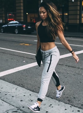 Grey Sweatpants Outfits For Women: A black cropped top and grey sweatpants are the kind of a winning casual combination that you so terribly need when you have zero time to dress up. For something more on the daring side to finish this ensemble, introduce white and black athletic shoes to your outfit.