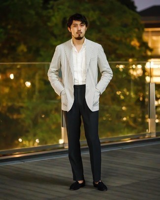 White and Navy Vertical Striped Blazer Outfits For Men: 